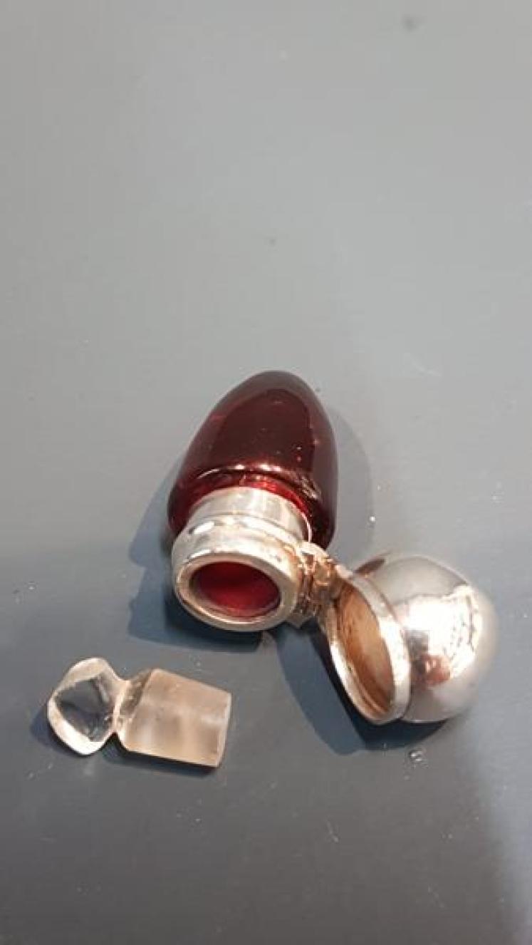 Victorian Silver Topped Pocket Scent Bottle - Image 2