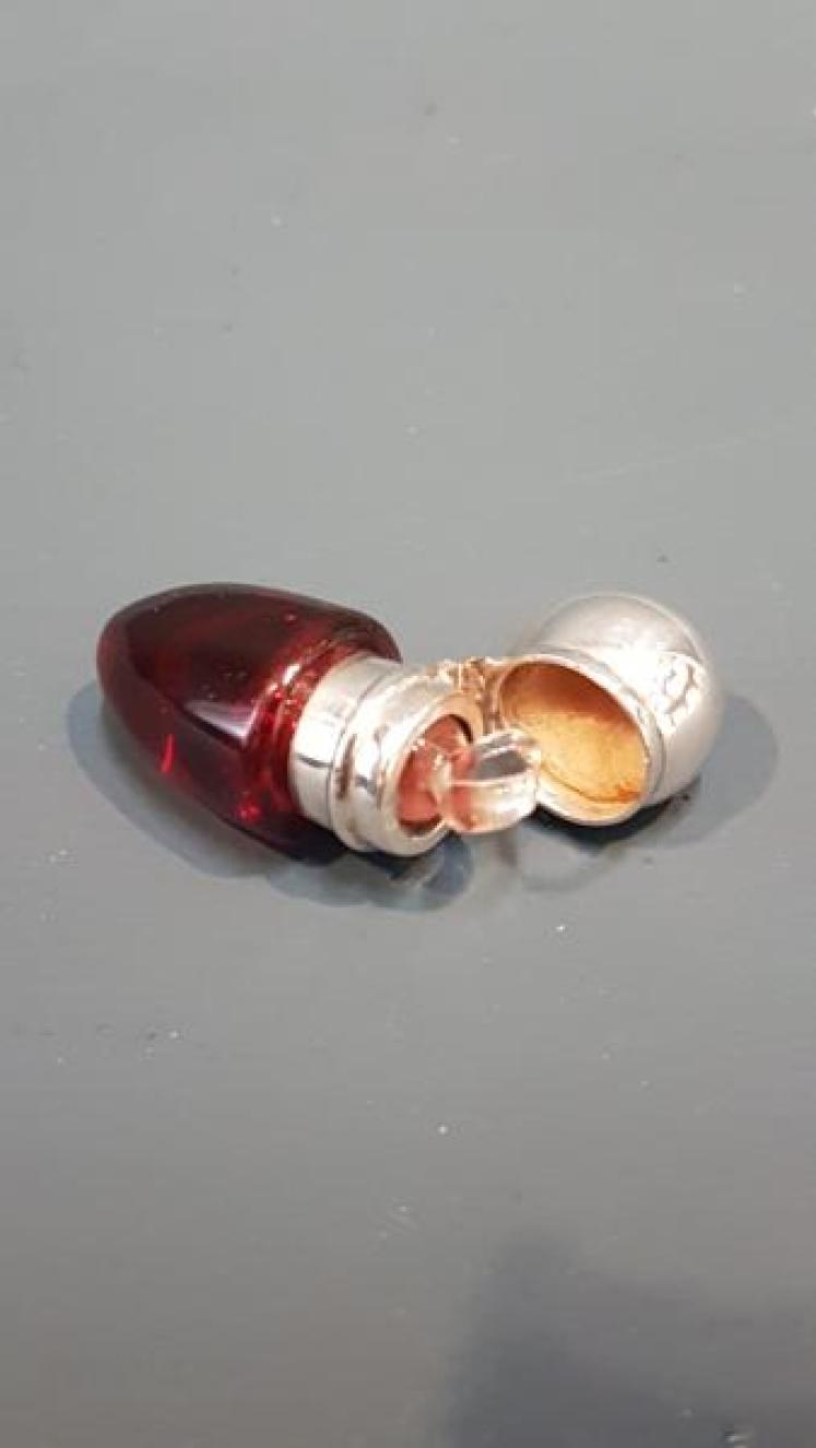 Victorian Silver Topped Pocket Scent Bottle - Image 3