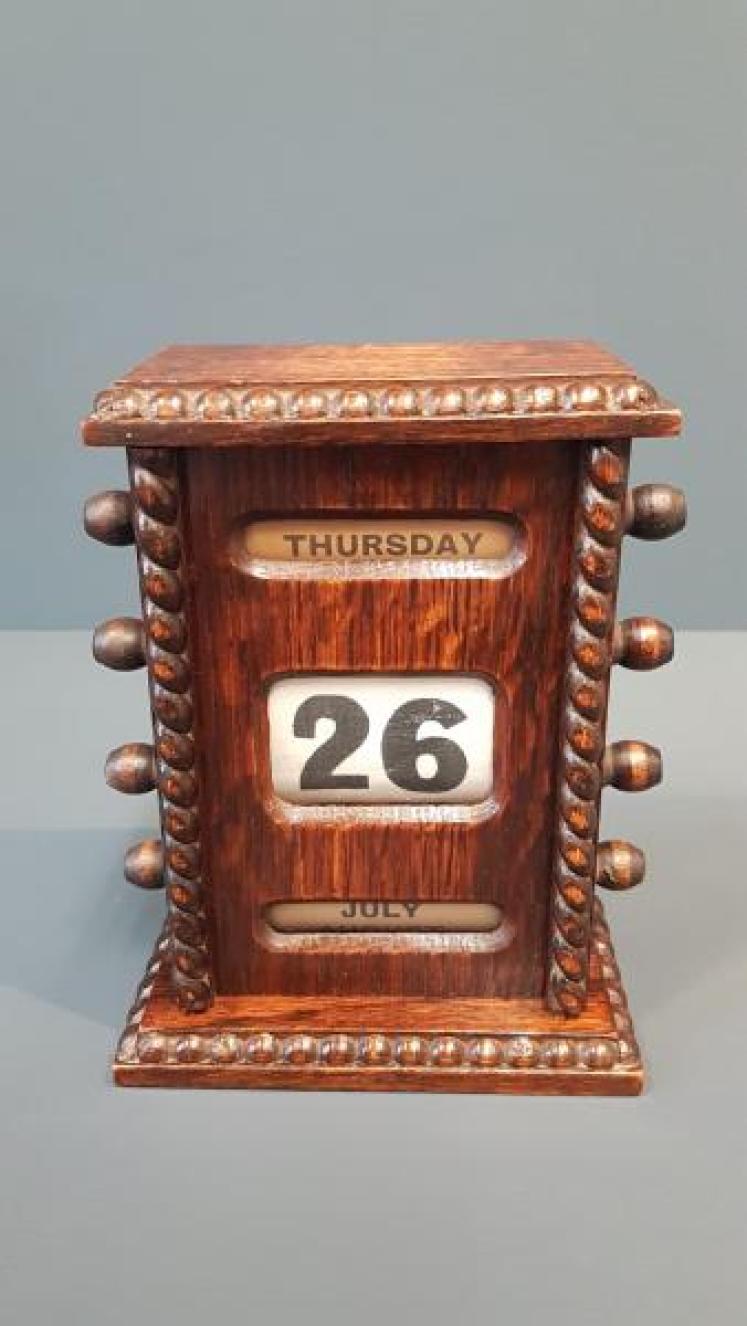 Edwardian Oak Perpetual Desk Calendar - Image 1
