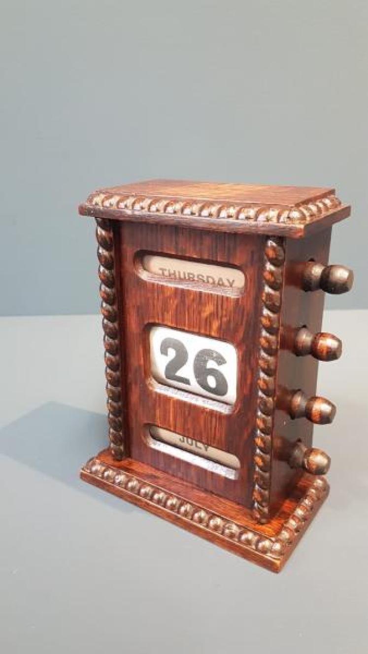 Edwardian Oak Perpetual Desk Calendar - Image 3