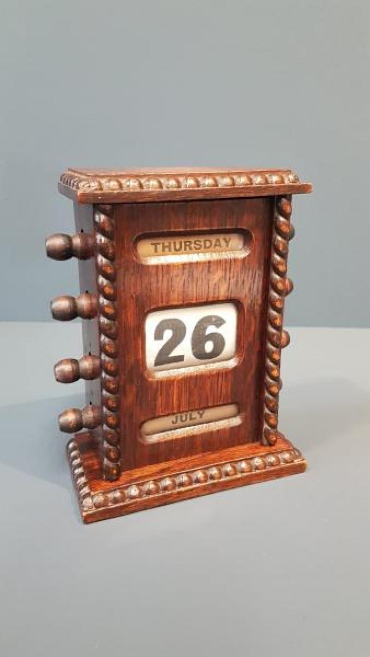 Edwardian Oak Perpetual Desk Calendar - Image 6