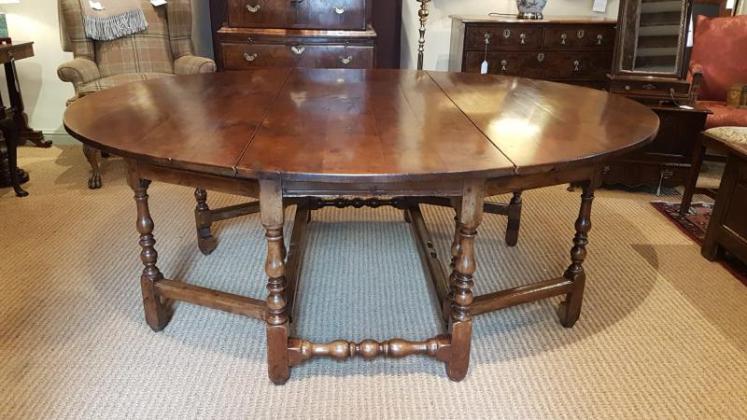 George II Yew 10 seater Oval Table - Image 1