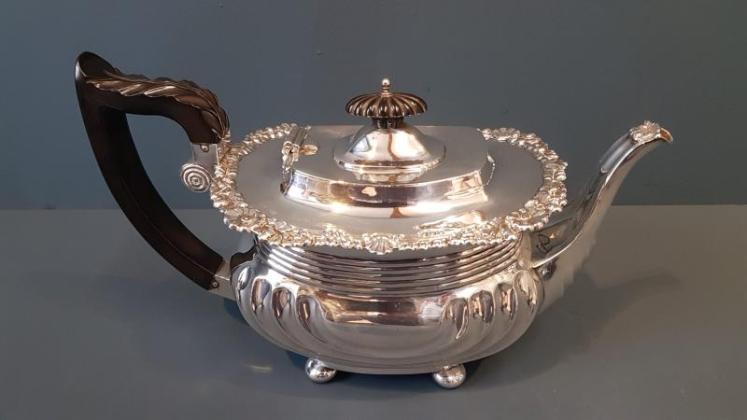 Outstanding Quality Edwardian Silver 3 Piece Tea Set - Image 2