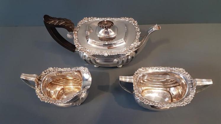 Outstanding Quality Edwardian Silver 3 Piece Tea Set - Image 5