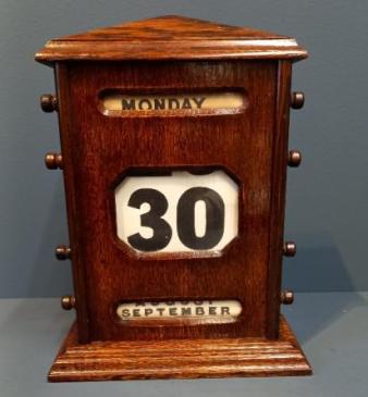 Edwardian Polished Oak Perpetual Desk Calendar