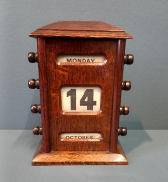Edwardian Polished Oak Perpetual Desk Calendar