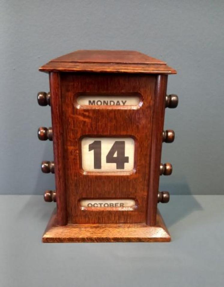 Edwardian Polished Oak Perpetual Desk Calendar - Image 1