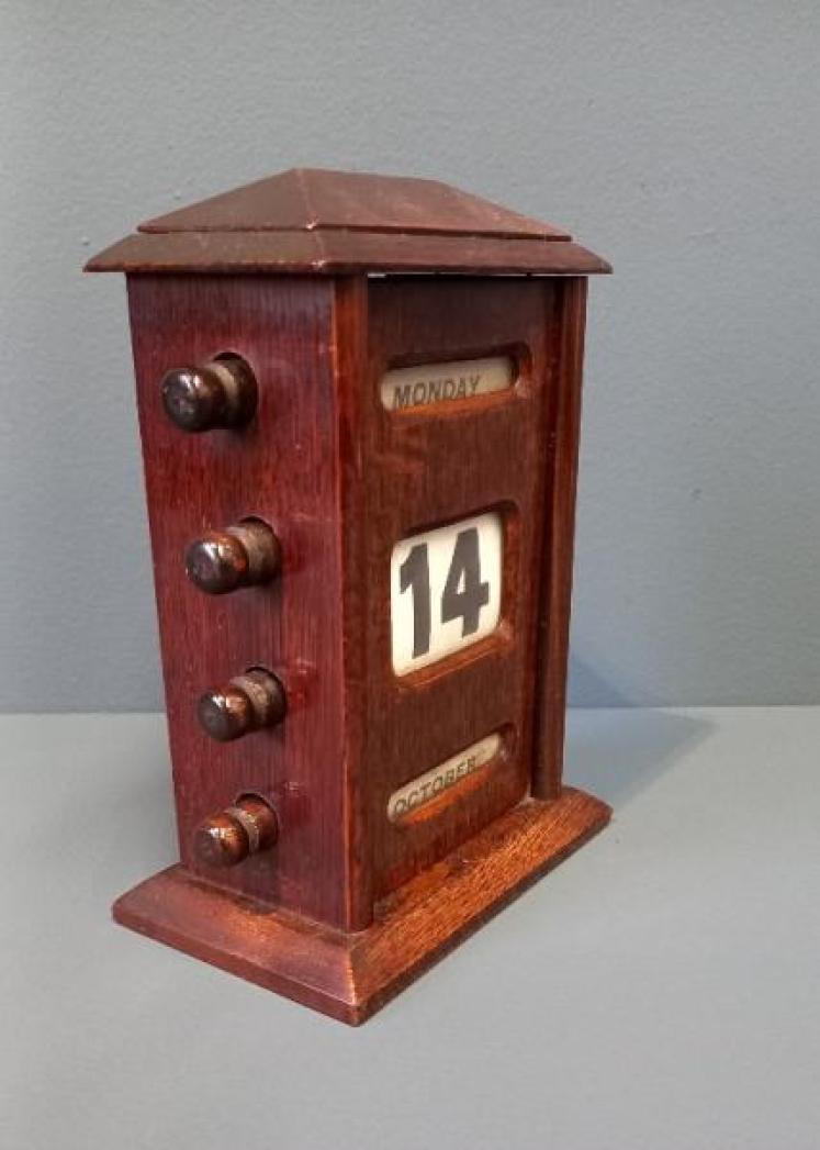Edwardian Polished Oak Perpetual Desk Calendar - Image 2