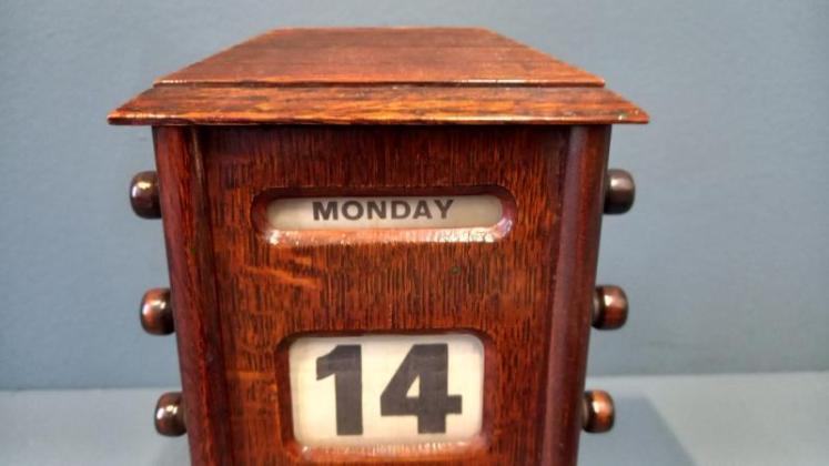 Edwardian Polished Oak Perpetual Desk Calendar - Image 3