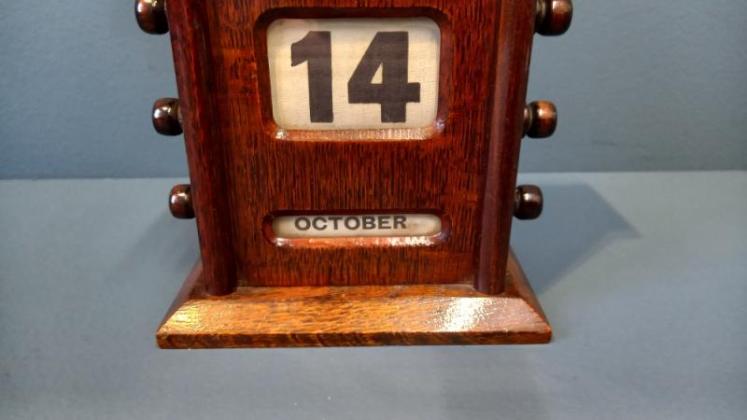 Edwardian Polished Oak Perpetual Desk Calendar - Image 4