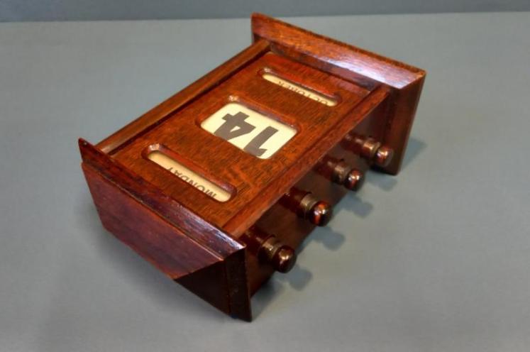 Edwardian Polished Oak Perpetual Desk Calendar - Image 6