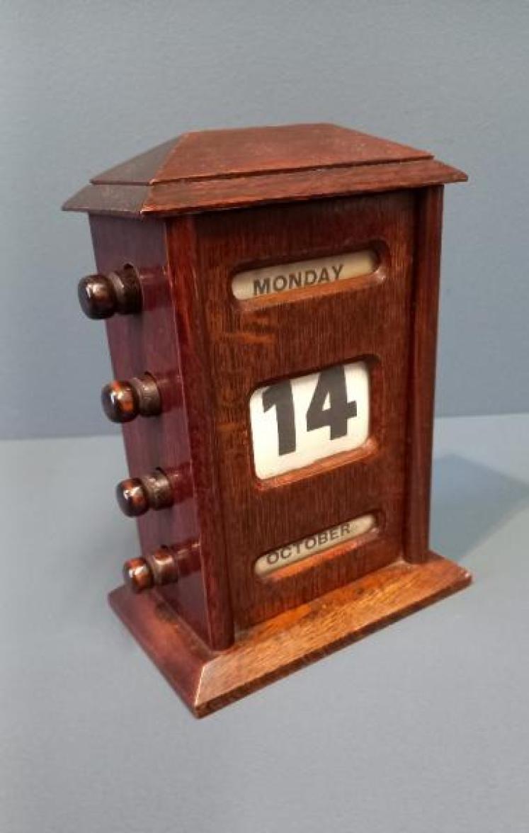 Edwardian Polished Oak Perpetual Desk Calendar - Image 7
