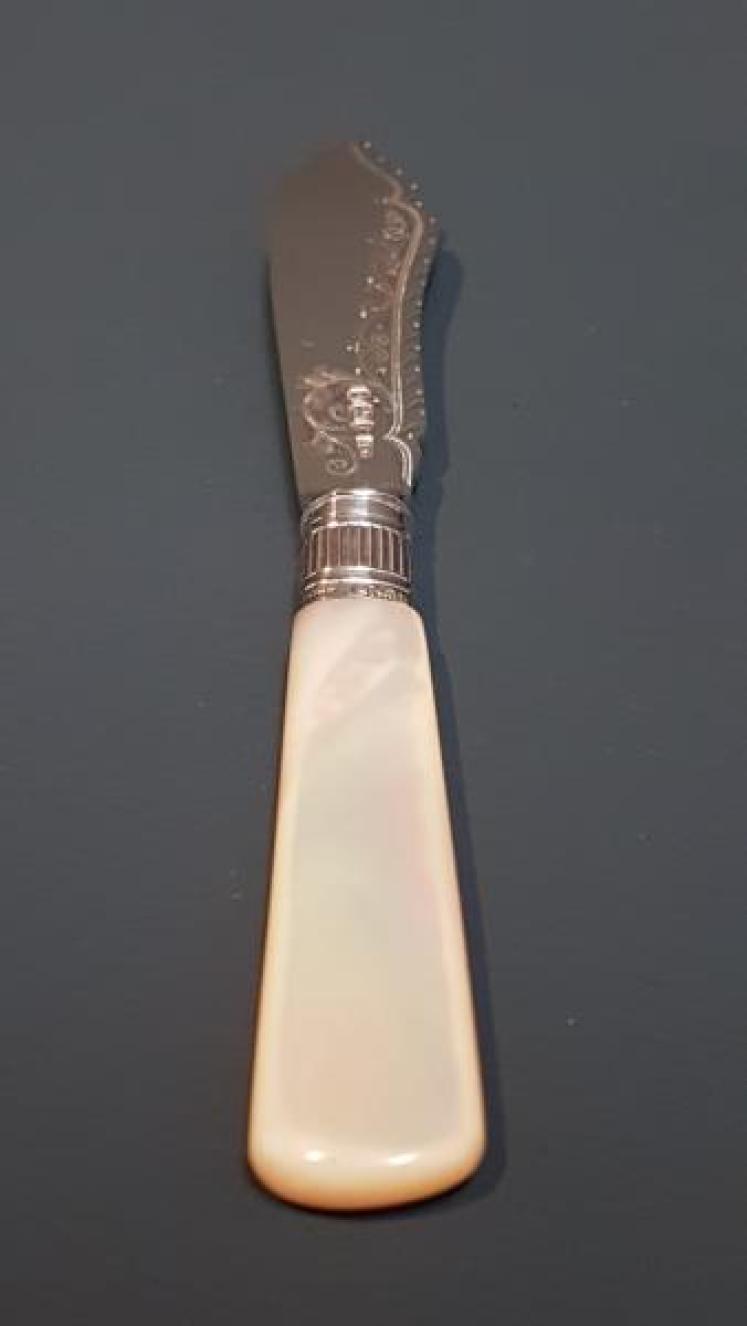Pair of Edwardian Silver Butter Knives - Image 2