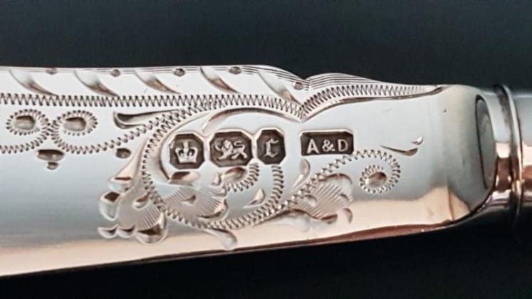 Pair of Edwardian Silver Butter Knives - Image 4