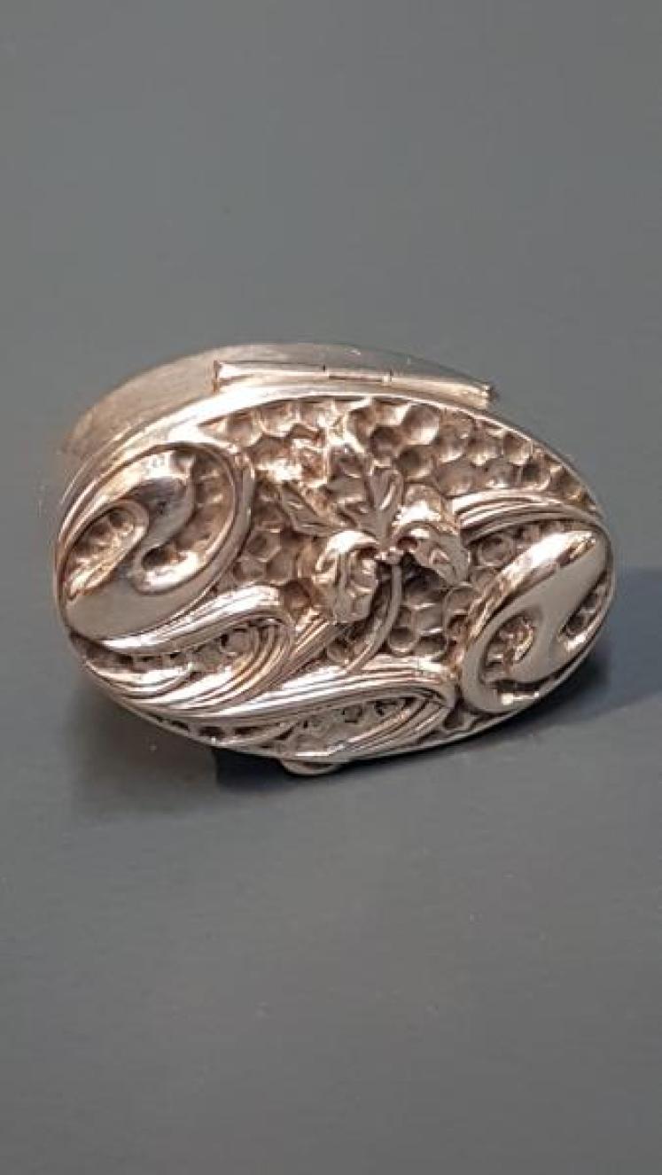 Edwardian Art Nouveau Silver Pill Box - Image 3