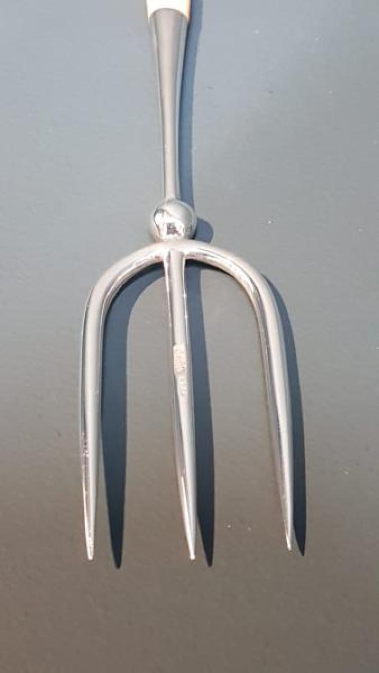 Victorian Silver and Mother of Pearl Bread Fork - Image 4