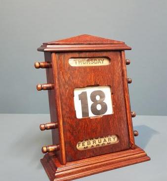 Large Victorian Reclined Perpetual Desk Calendar