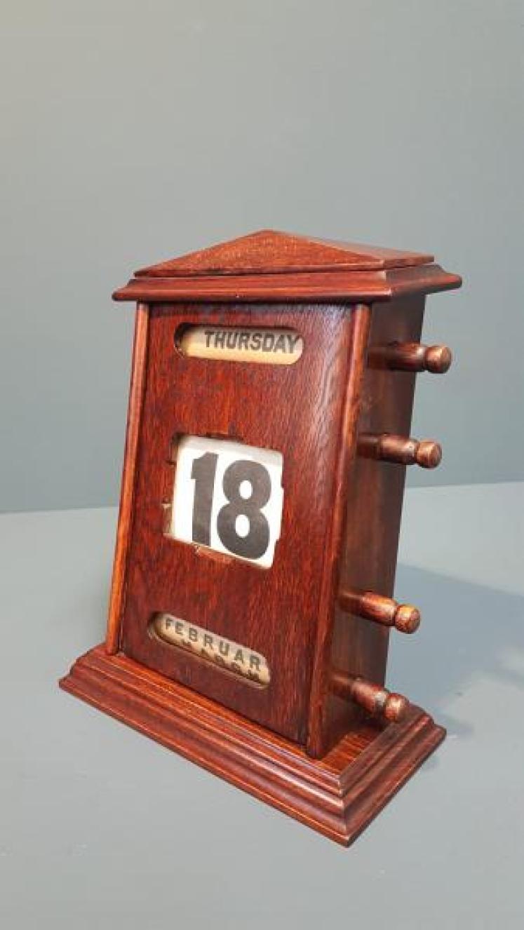 Large Victorian Reclined Perpetual Desk Calendar - Image 3