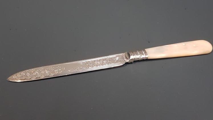 Edwardian Silver and Mother of Pearl Cake Knife - Image 2