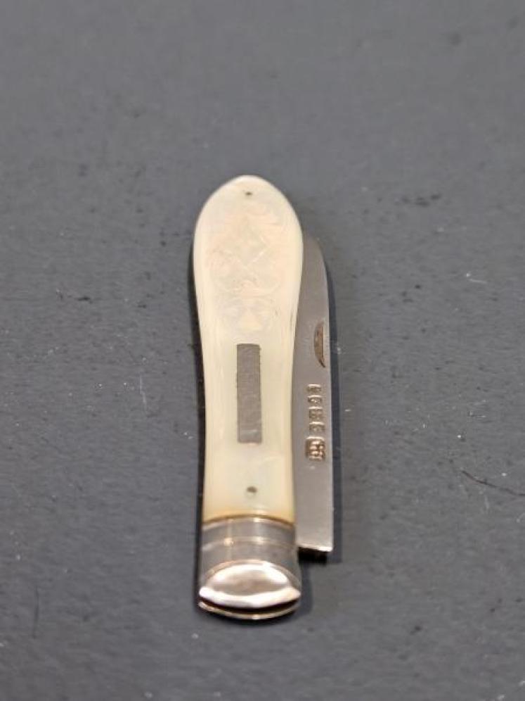 Mid Victorian Silver and Mother of Pearl Pen Knife - Image 2