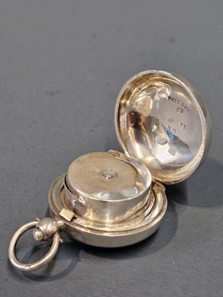 Unusual Silver Double Sovereign Case - Image 4
