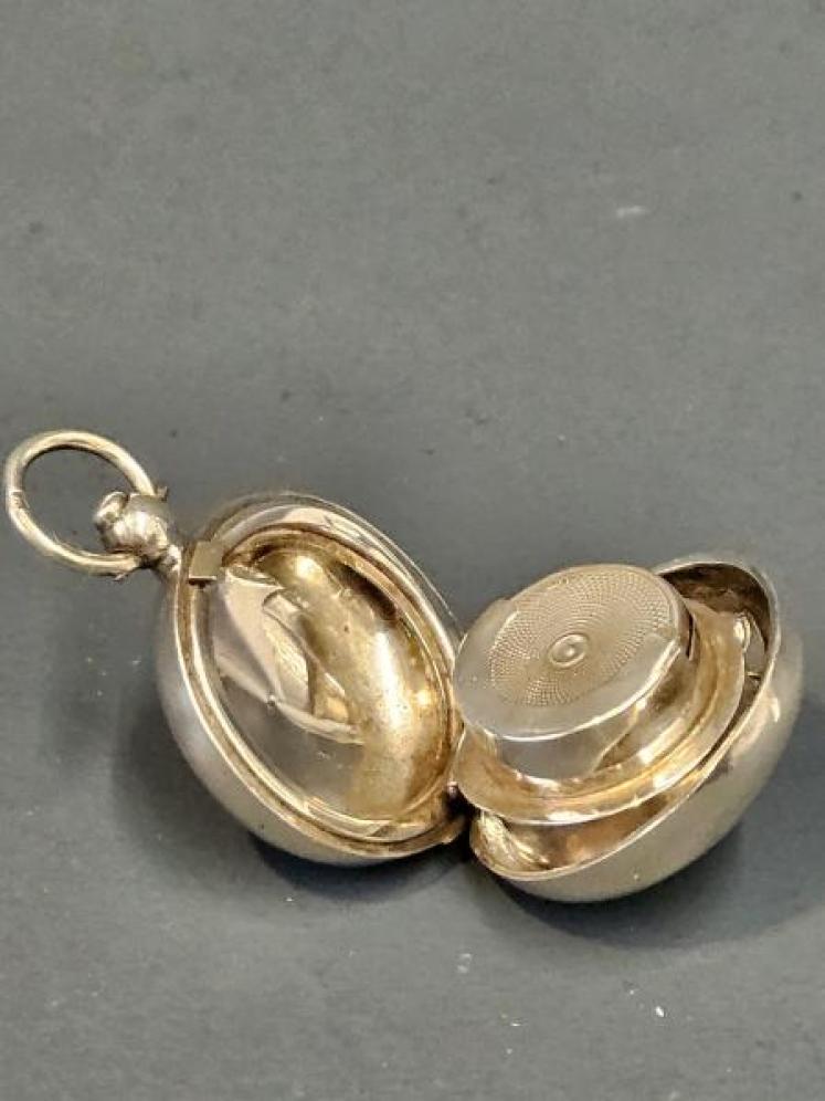 Unusual Silver Double Sovereign Case - Image 5