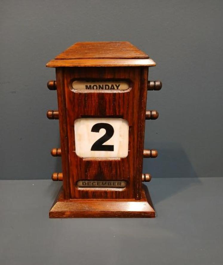 Edwardian Period Oak Perpetual Desk Calendar - Image 1