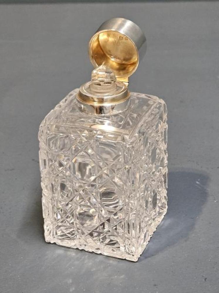 Outstanding Quality Silver and Enamel Scent Bottle - Image 6