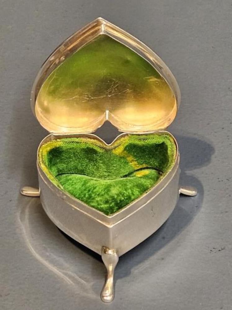 George V Silver Heart Shaped Ring Box - Image 4
