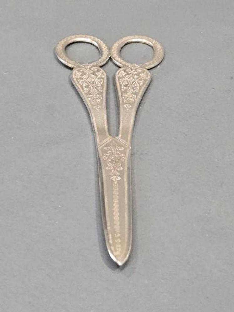 Victorian Engraved Silver Grape Scissors  - Image 2