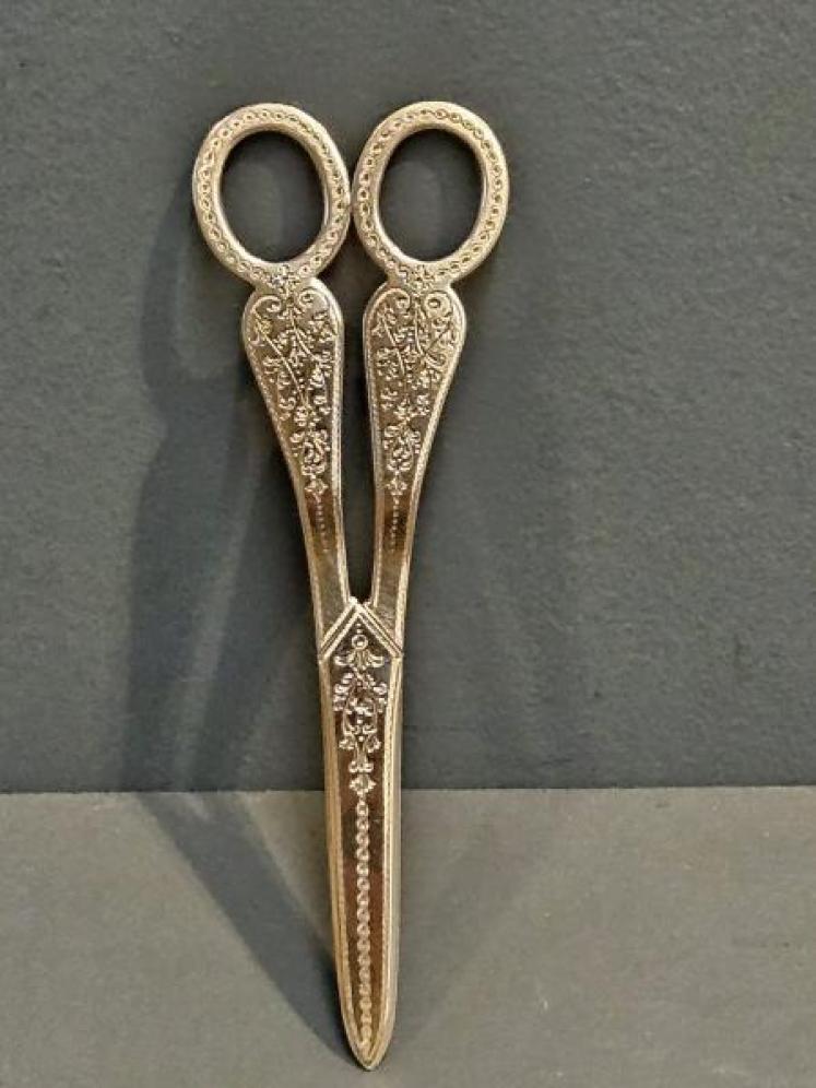 Victorian Engraved Silver Grape Scissors  - Image 3