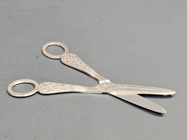 Victorian Engraved Silver Grape Scissors  - Image 6