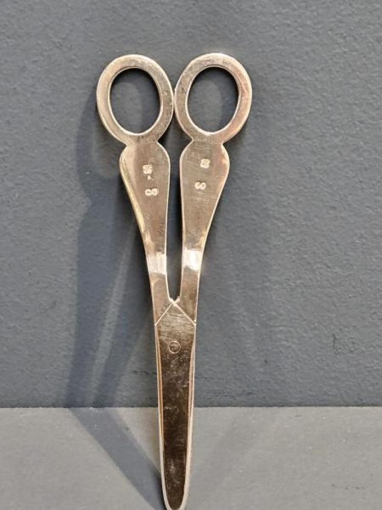 Victorian Engraved Silver Grape Scissors  - Image 7