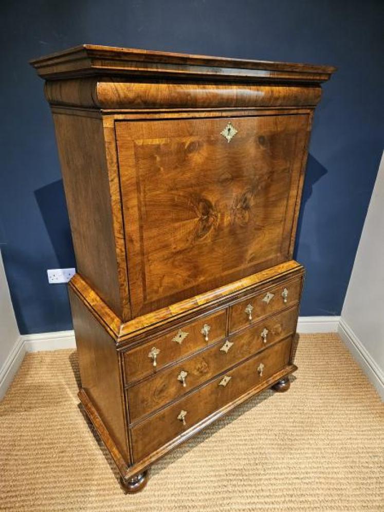 Small Proportioned William and Mary Walnut Escritoire - Image 3