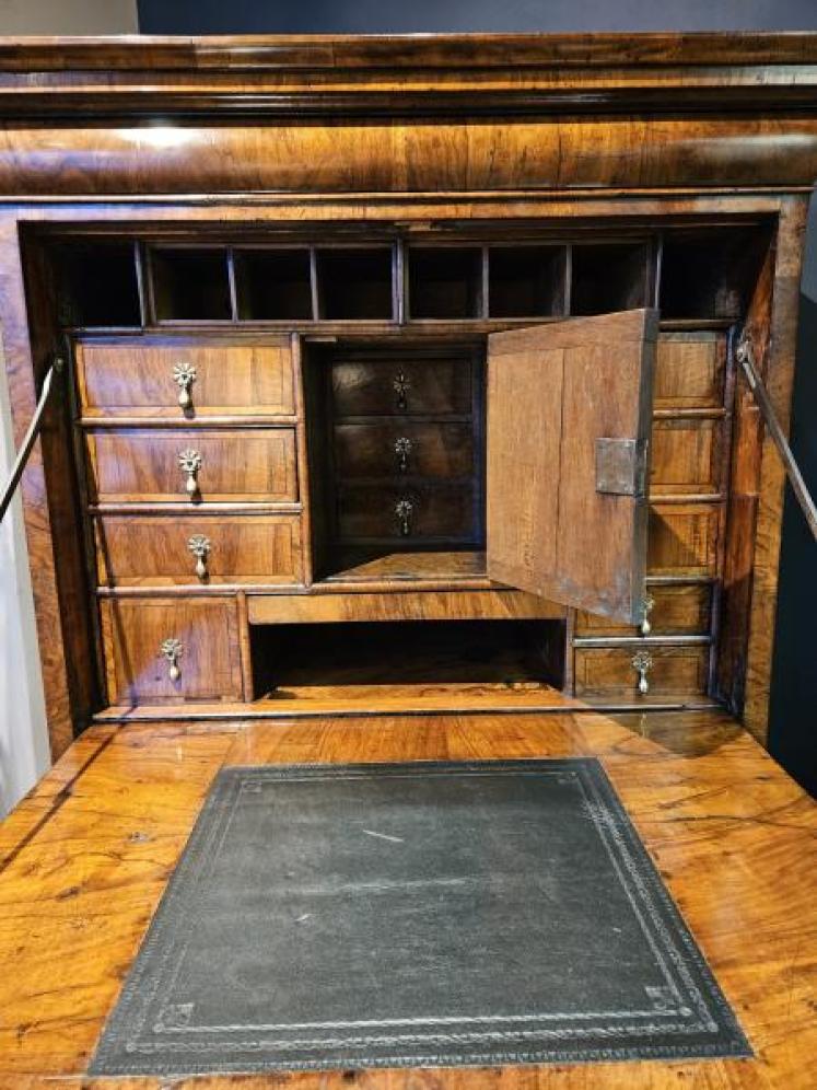 Small Proportioned William and Mary Walnut Escritoire - Image 4