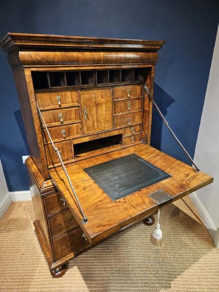 Small Proportioned William and Mary Walnut Escritoire - Image 5