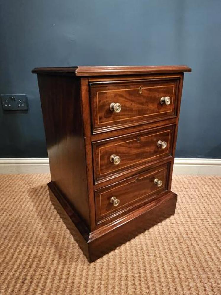 Pair of Victorian Mahogany Bedside Cabinets - Image 2