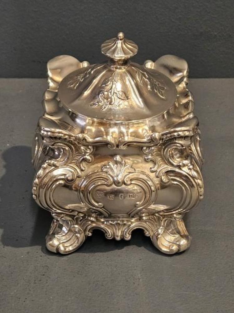 Large Early Victorian Silver Tea Caddy - Image 2