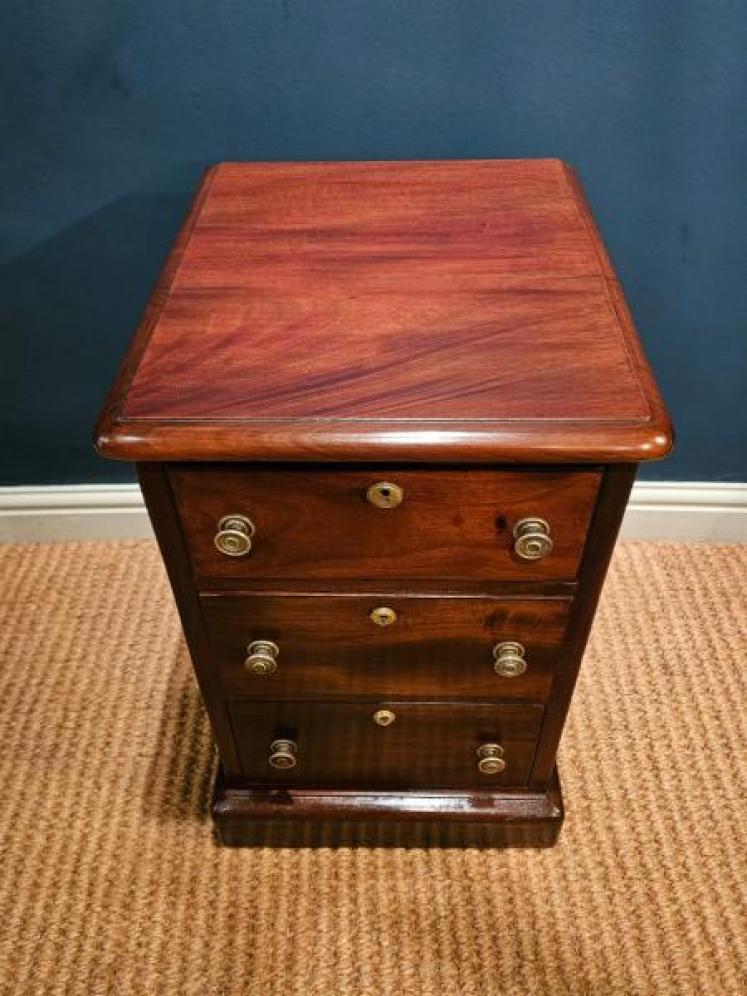 Pair of Victorian Mahogany Bedside Chests - Image 5