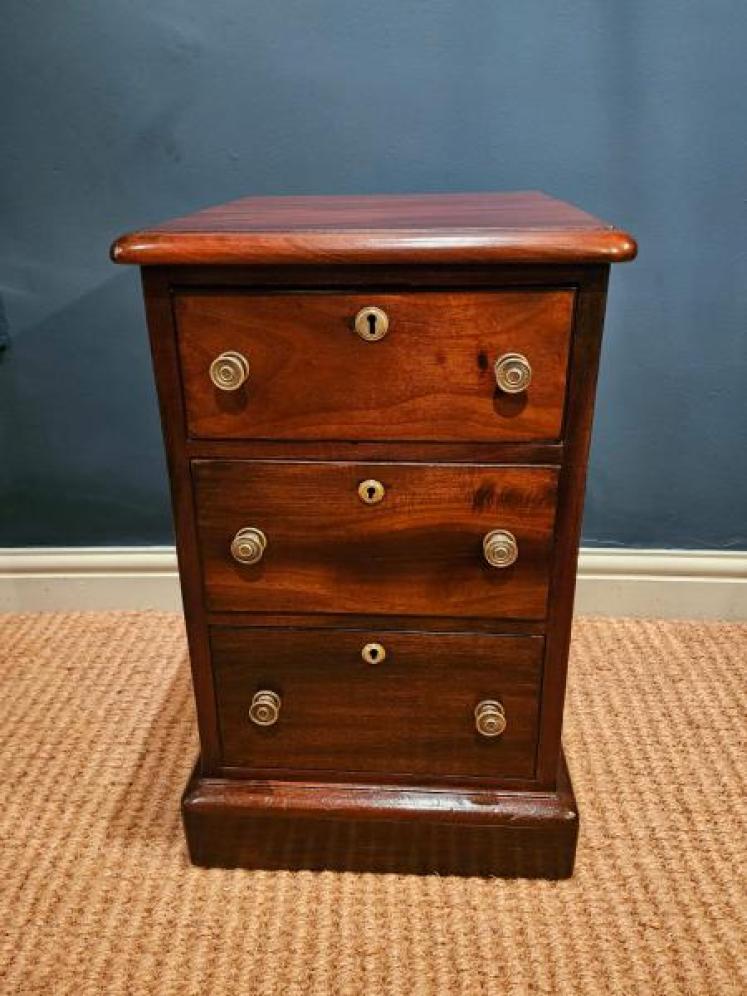 Pair of Victorian Mahogany Bedside Chests - Image 6
