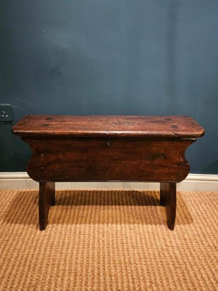 George III Pine and Elm Six Plank Coffer - Image 2