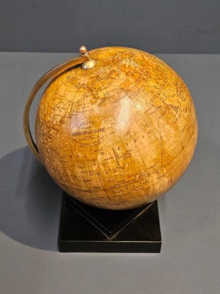 1930's Phillips 6" Globe - Image 4