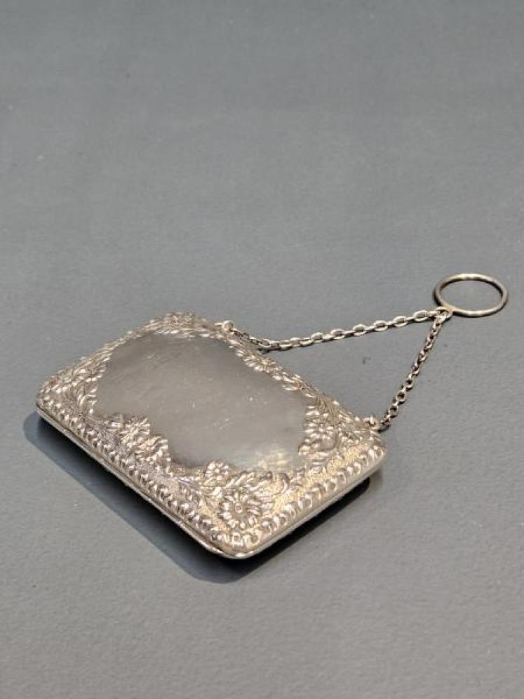 Edwardian Silver Purse with Daisy Design - Image 1