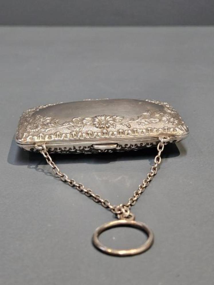 Edwardian Silver Purse with Daisy Design - Image 2