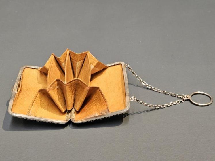 Edwardian Silver Purse with Daisy Design - Image 5