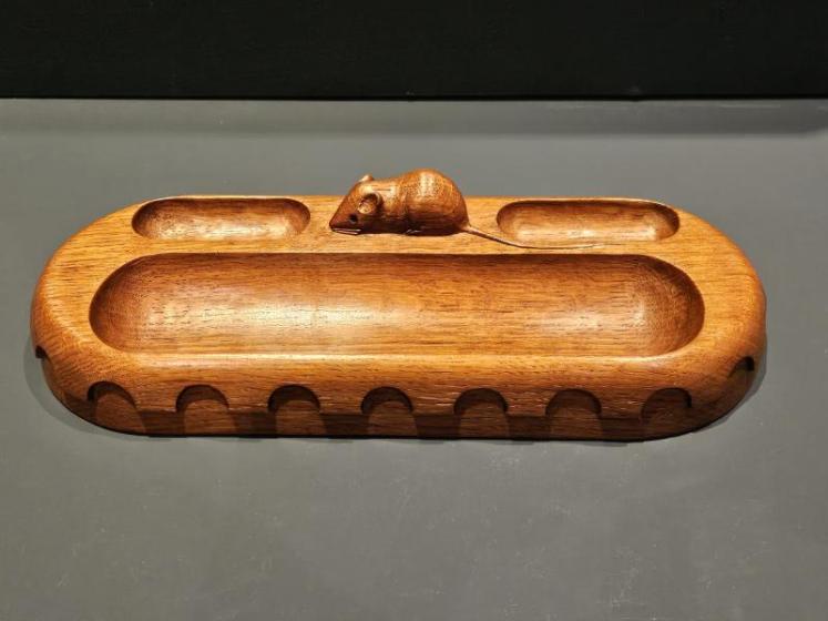 Thompsons of Kilburn Mouseman Desk Tidy and Pen Tray - Image 3