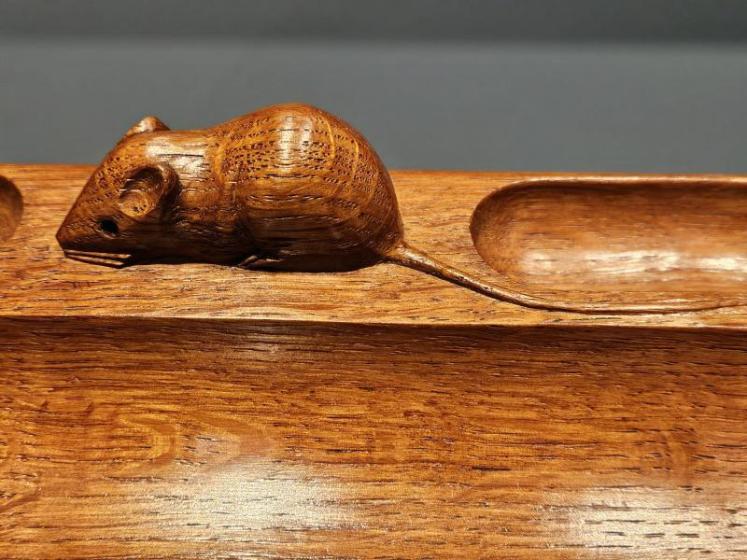 Thompsons of Kilburn Mouseman Desk Tidy and Pen Tray - Image 4