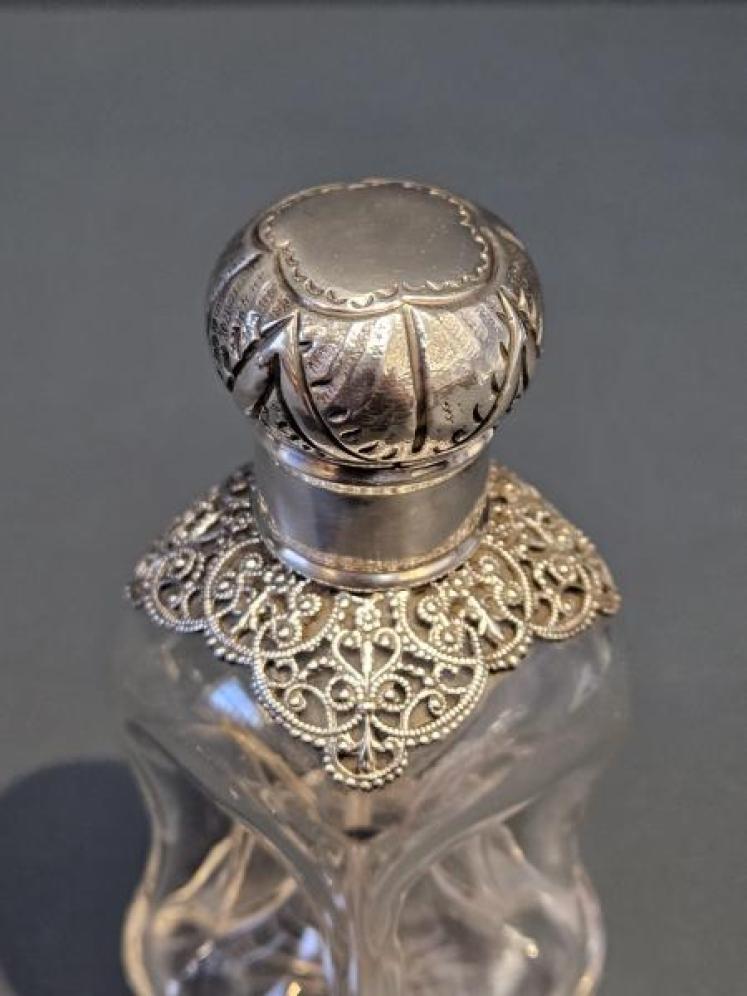 Victorian Silver Topped Glug Scent Bottle - Image 3