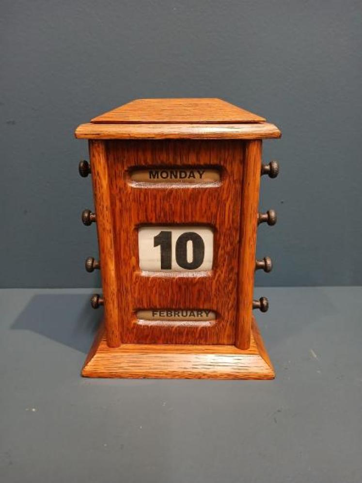 Edwardian Perpetual Golden Oak Desk Calendar - Image 1
