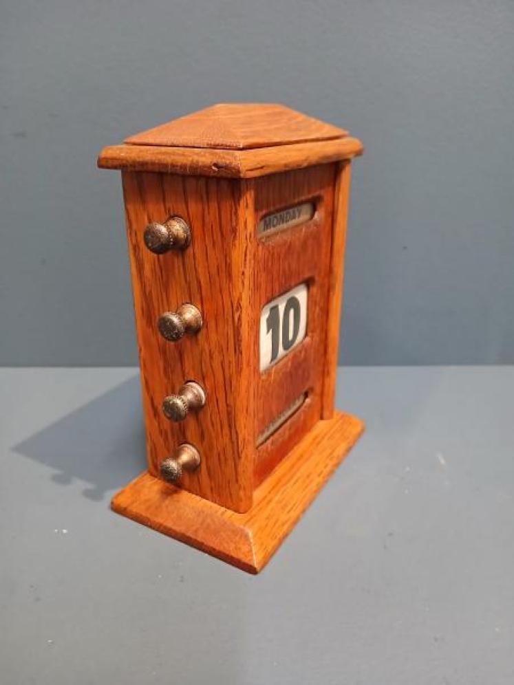 Edwardian Perpetual Golden Oak Desk Calendar - Image 2